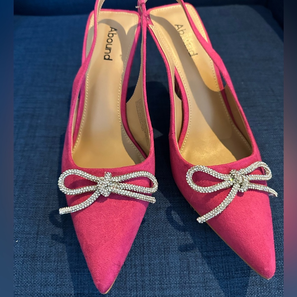 PINK SLING W RHINESTONE BOW.  9medium . Heels.
Abound Abivee.